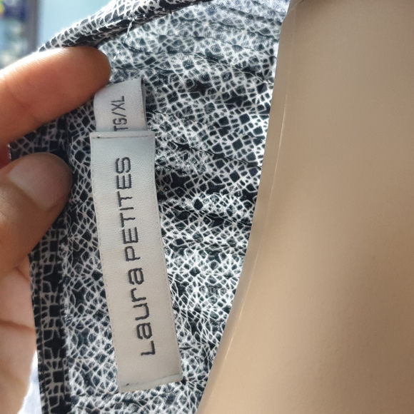 Fun bell-sleeve Button-Down blouse - Picture 11 of 13